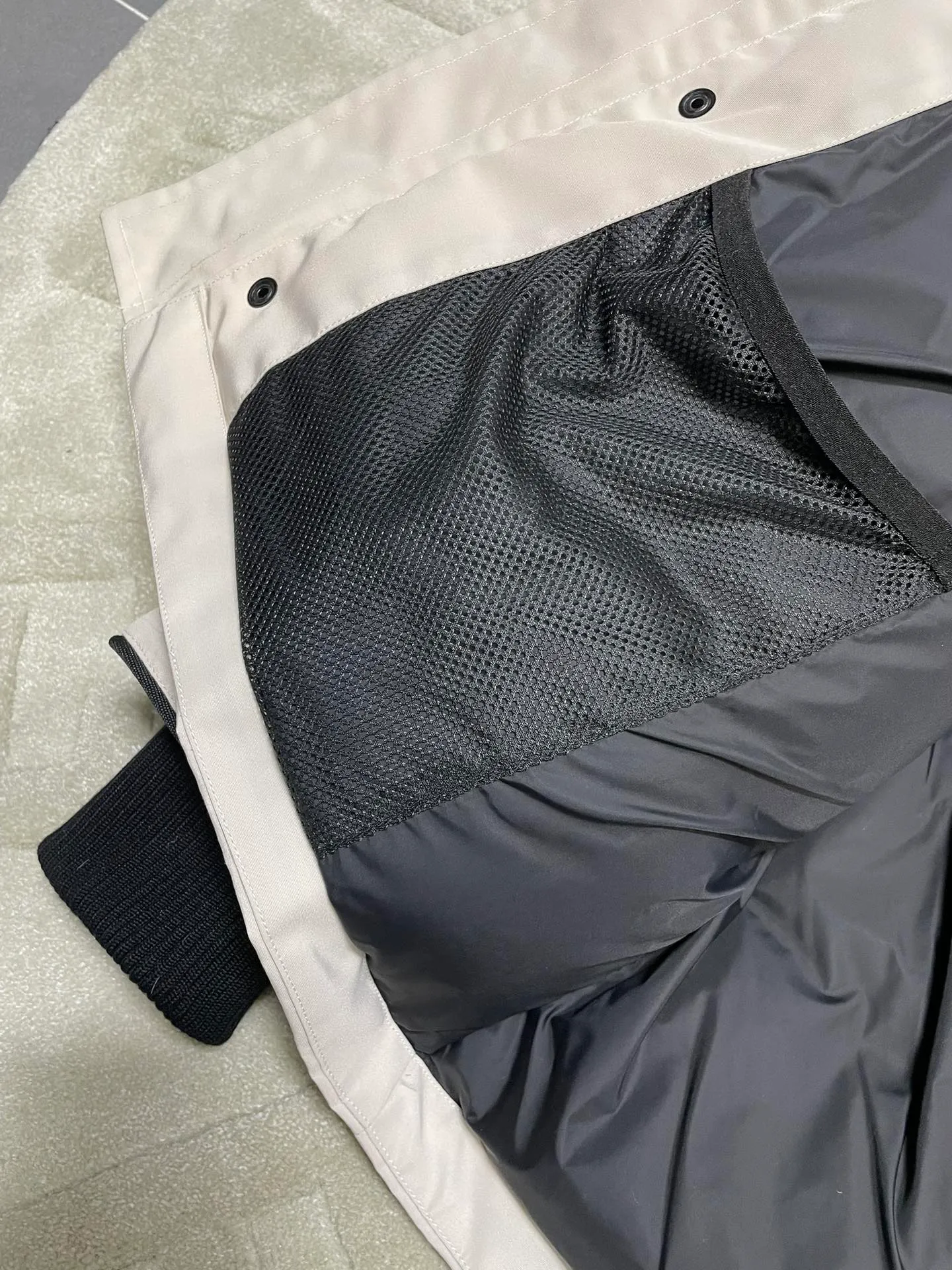 P800 forester men's new model black 24 models Canada Goose (Canada Goose) Men's model xs-xxl The highest version on the market! 🔥 Recommendation of single product for autumn and winter hard goods # Produced by OEM canada goose # The Canadian brand canada goose has always been recognized as the warmest down jacket, and its existence can often be seen in the winter street photos of various celebrities. I make Canada Goose every year, but I still can’t get rid of my love for it. No matter how cold the weather is, there’s no need to be afraid! Because this year, as always, we will provide you with ruthless goods and prepare large quantities of goods. I believe that the market has become a bit chaotic, but we are not afraid. Only good things are competitive, not comparing prices! No one is stupid enough to quote a high price and send old customers away! Look at price in the short term and quality in the long term! If you care about quality, please respect its price! If what you want is cheap, please don't expect good quality! You get what you pay for, this is the rule of the market! We really value quality. It is only worn by the one who understands you! Filling content: 90 international standard duck down! I won’t say much more, everyone sells their own goods! Regarding the down content, you can feel it with your hands. There is nothing wrong with good down. Another customer said that the clothes are very light, but the ones on the market are very heavy. For us insiders, adding some filament to the clothes will make them look bulging and heavy. But we won't do that! 🔥Pure original fidelity! 🔥Everyone who has been cooperating with us in the past few years knows that the large-scale wholesale market products are incomparable to us. You are welcome to visit the brick cabinet and then come to my home to buy! It is the legendary warmest down jacket. A goose and a single layer of clothing can withstand minus 20 degrees Celsius! Known as a must-have for Arctic outdoor sports! The most popular down jacket in the world, celebrities are rushing to buy it, it is a must-have!